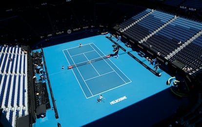 Zverev y Shapovalov, durante un partido de la ATP Cup en la Rod Laver Arena de Melbourne.