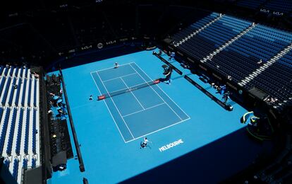 Zverev y Shapovalov, durante un partido de la ATP Cup en la Rod Laver Arena de Melbourne.