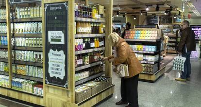 El Corte Ingl&eacute;s presenta su linea de productos ecologicos en el supermercado.
 