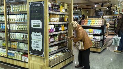 El Corte Ingl&eacute;s presenta su linea de productos ecologicos en el supermercado.
 