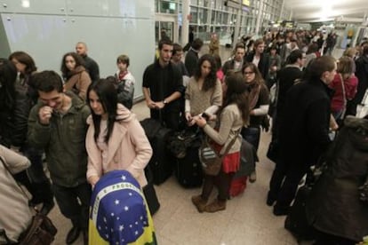 Unos 150 vuelos han sido cancelados en el aeropuerto barcelonés.
