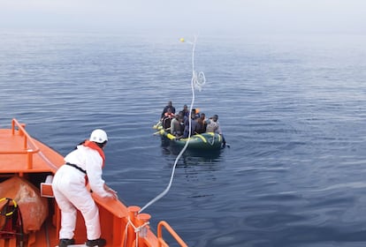 Un efectivo de Salvamento Marítimo, tras localizar a los nueve inmigrantes trasladados el martes a Tarifa, les lanza una cuerda para subirlos a bordo. Los sin papeles habían zarpado de Marruecos a primera hora de la mañana, aprovechando que había caído la fuerza del viento de poniente. Todos los subsaharianos, mayores de edad, presentaban un buen estado de salud.