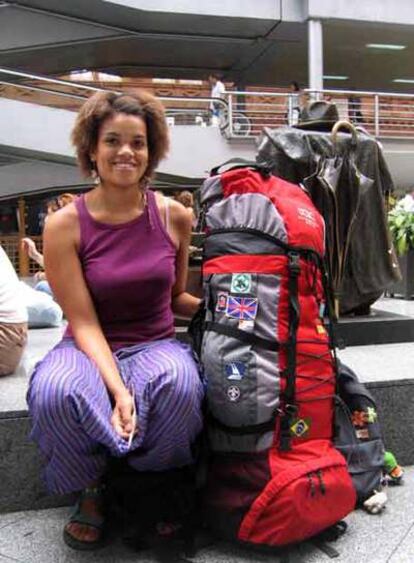 Nnenna Okeke, de Malta, con su equipaje en la estación de Atocha.