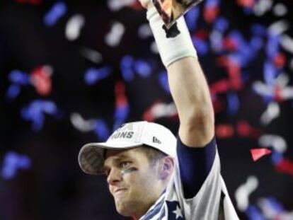 Brady alza el trofeo Vince Lombardi.