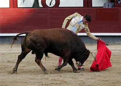 Serafín Marín, en su primer toro.