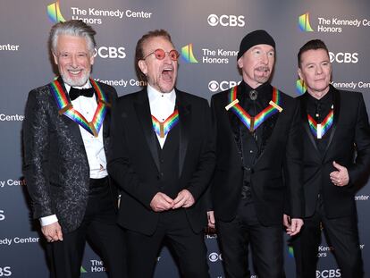 Una de las últimas presencias públicas del cuarteto, el 4 de diciembre de 2022, en la 45ª Edición de los Premios del Kennedy Center, en Washington, donde se les rindió homenaje. De izquierda a derecha: Adam Clayton, Bono, The Edge y Larry Mullen Jr.