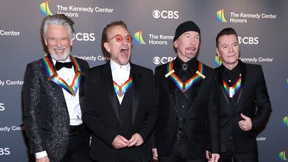 Una de las últimas presencias públicas del cuarteto, el 4 de diciembre de 2022, en la 45ª Edición de los Premios del Kennedy Center, en Washington, donde se les rindió homenaje. De izquierda a derecha: Adam Clayton, Bono, The Edge y Larry Mullen Jr.