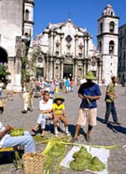 La catedral de La Habana y la animada plaza que la circunda sirven de lugar de encuentro en el casco histórico.