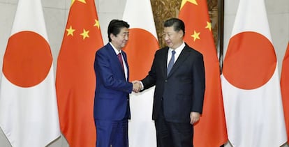 Shinzo Abe, primer ministro japonés, y Xi Jinping, presidente chino, el pasado 26 de octubre en Pekín.