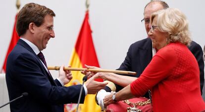 Carmena puso punto y final a sus cuatro años al frente del consistorio entregando el bastón de mando de la ciudad al actual alcalde, José Luis Martínez-Almeida el pasado sábado. Dos días después, acudió a la plaza de la Villa para renunciar a su acta de concejal. "Yo aquí ya no soy nadie", dijo a la prensa.