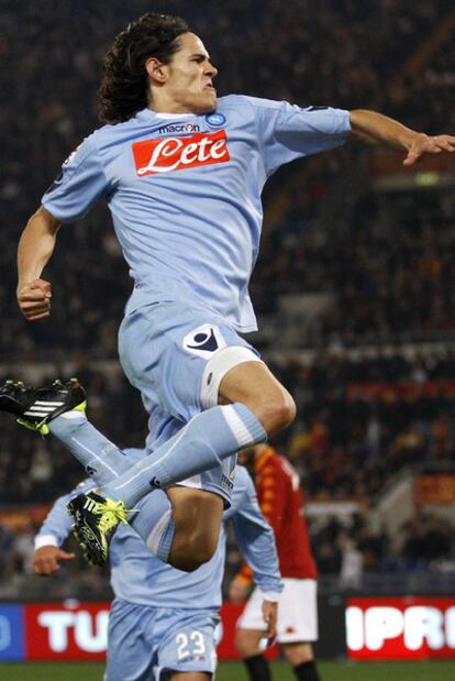 Cavani celebra uno de sus dos goles ante el Roma el pasado domingo en el Estadio Olímpico.