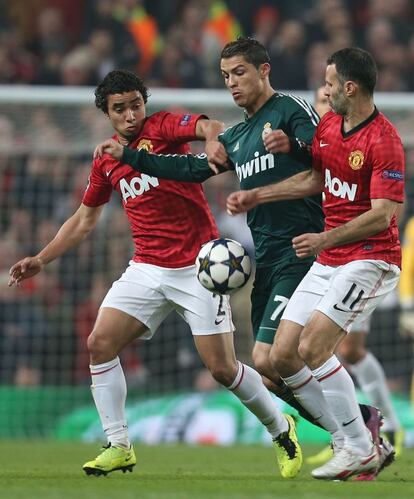 Rafael y Giggs presionan a Ronaldo.