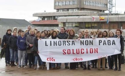 Trabajadores de Linorsa, frente al Ayuntamiento de Vigo, una de las Administraciones que tiene contratos con la empresa.