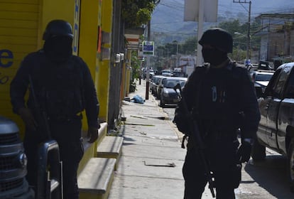 Dos soldados en el Estado mexicano de Guerrero.