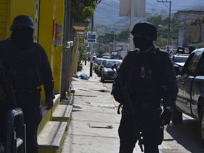 Dos soldados en el Estado mexicano de Guerrero.