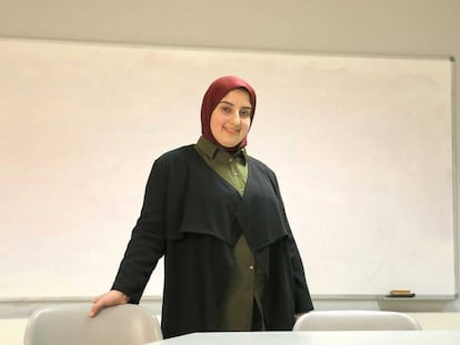 Romaesa Benslaiman, profesora de religión islámica, posa en un aula de Eibar (Gipuzkoa).