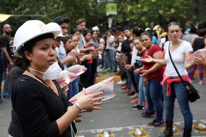 Un grupo de personas forma una cadena humana para acopiar las donaciones para las v&iacute;ctimas del terremoto, en Ciudad de M&eacute;xico.