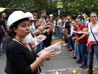 Un grupo de personas forma una cadena humana para acopiar las donaciones para las v&iacute;ctimas del terremoto, en Ciudad de M&eacute;xico.