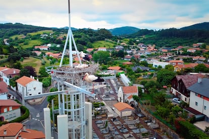 Cellnex ha desarrollado una instalación de plataformas en forma de cesta, bautizadas como cestas-nido, para proteger a las cigüeñas y otras aves.