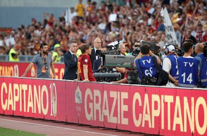 "Grazie capitano" se puede leer alrededor de todo el estadio Olímpico de Roma. Las entradas se agotaron hace meses. 
