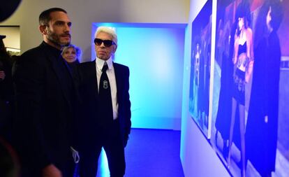 Sébastien Jondeau y Karl Lagerfeld, en París, en octubre de 2015.