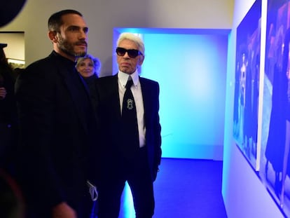 Sébastien Jondeau y Karl Lagerfeld, en París, en octubre de 2015.