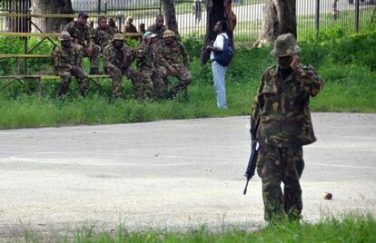 Soldados leales al coronel Yaura Sasa esperan &oacute;rdenes en Puerto Moresby (Pap&uacute;a Nueva Guinea).