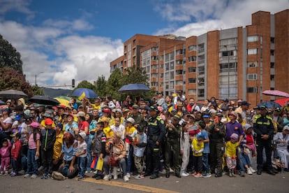 Espectadores sobre la avenida Boyacá en el cuadro principal de Bogotá. 