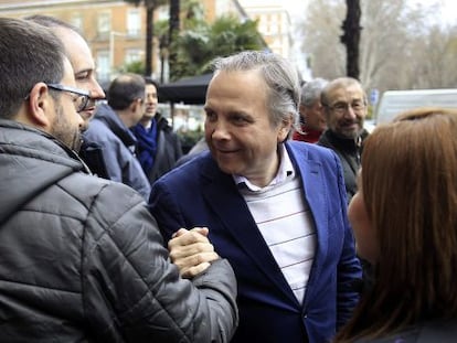 El candidato socialista saluda a un ciudadano en una manifestación el mes pasado.