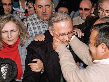 El alcalde de Alhaurín el Grande, Juan Martín Serón, saludado por vecinos tras quedar en libertad bajo fianza.