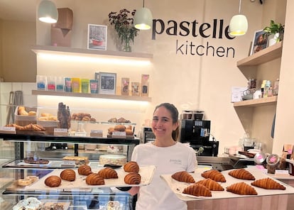 Debbie Simhon, en su cafetería Pastelle Kitchen, en Chamberí. Imagen cedida.