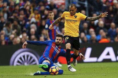 El defensa del FC Barcelona Gerard Piqué (i) y el delantero Sandro Ramírez (d), del Málaga CF.