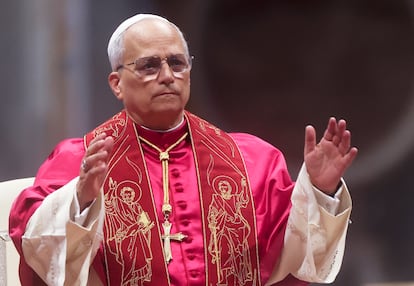 El papa León XIV dirige una vigilia de oración durante el Jubileo de la Consolación en la basílica de San Pedro, el lunes, en el Vaticano.