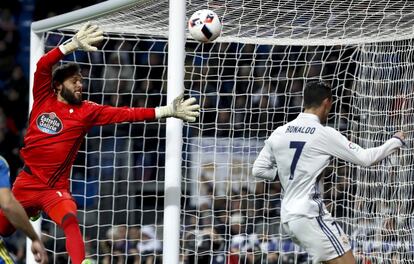 El delantero del Real Madrid Cristiano Ronaldo (d) y el portero del Celta de Vigo, Sergio Álvarez.