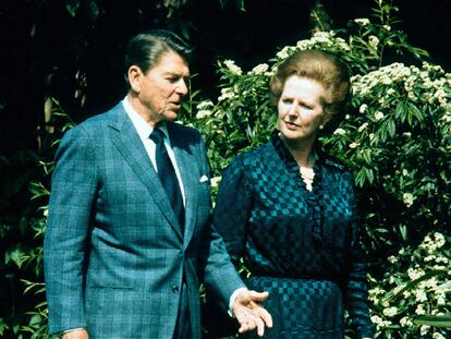 Margaret Thatcher, con su bolso, junto a Ronald Reagan.