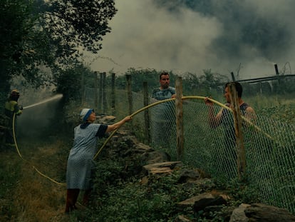 Alejandrina de Froxán y sus vecinos intentan frenar el avance del fuego al pie de las casas de Froxán. Quedan pocos vecinos en la zona, la despoblación es en la actualidad una de las causas de los incendios forestales.