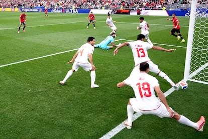 Mahmoud Saber anota el gol de Irán, en contra de Egipto, este viernes.