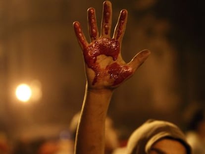 Un manifestante muestra su mano manchada de sangre en El Cairo.