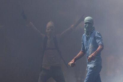 Un manifestante a través del humo de gases lacrimógenos durante una protesta en Srinagar, India.