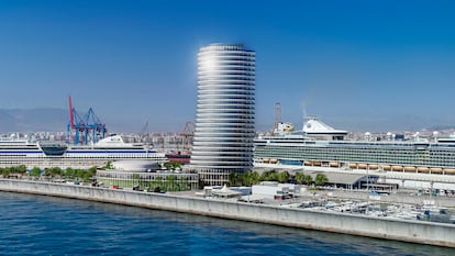 Recreación del hotel Torre del Puerto, en el dique de Levante de Málaga.