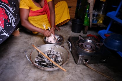 La trabajadora sexual Shuma prepara la comida en su habitación por la mañana temprano. Burdel de Kandapara, en Tangail. 