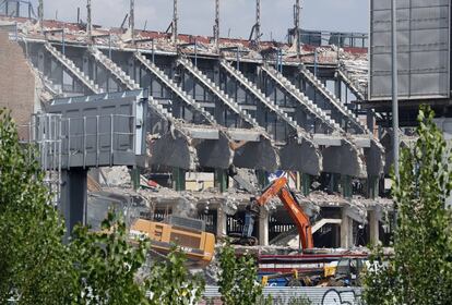 Maquinarias desmantelan las gradas del Vicente Calderón. 