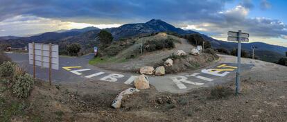 El paso fronterizo del Coll de Banyuls, ayer, obstaculizado por rocas.