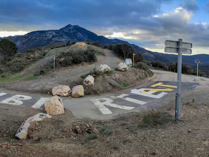 El paso fronterizo del Coll de Banyuls, ayer, obstaculizado por rocas.