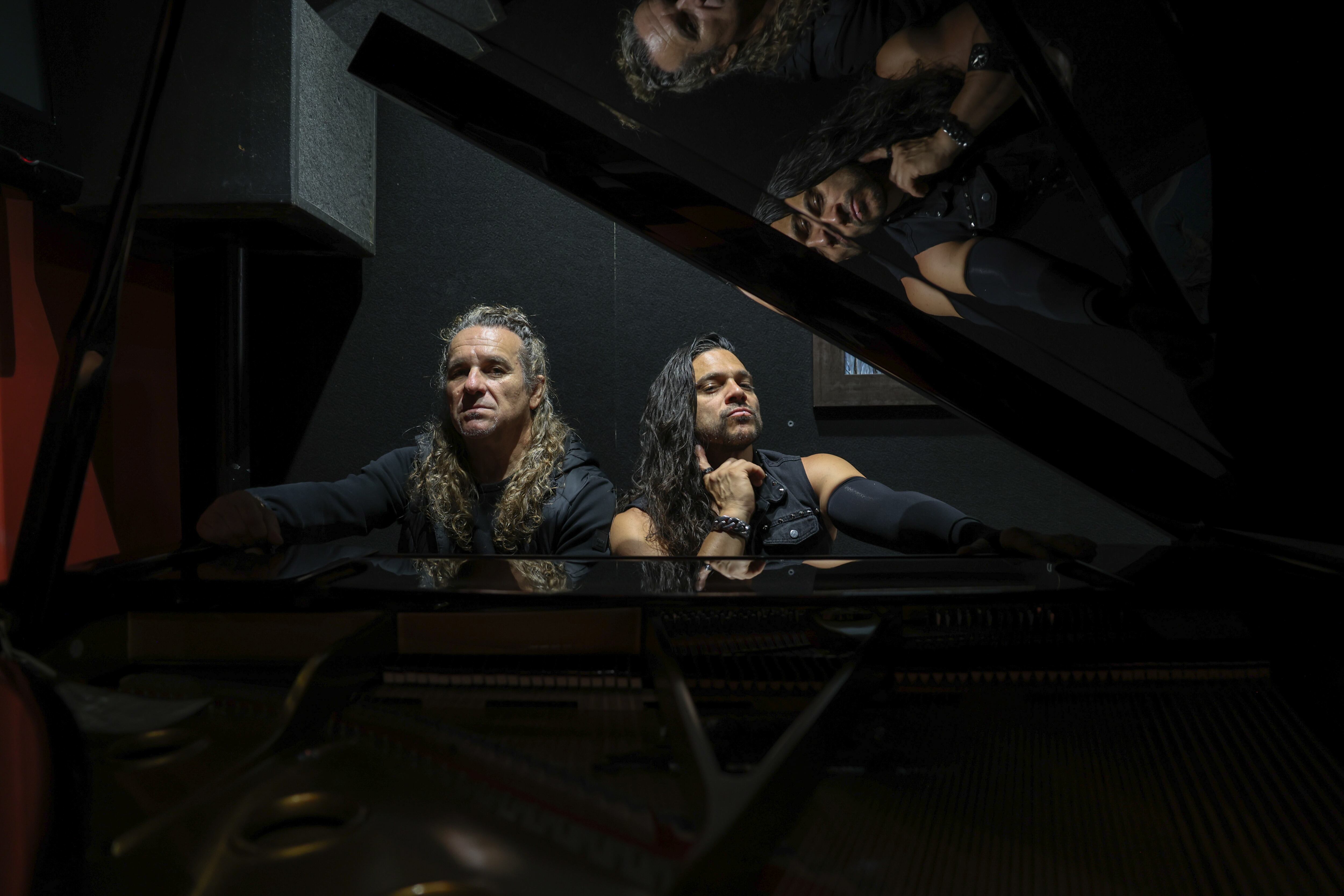 Niko del Hierro y Tete Novoa, fotografiados junto a un piano en la sala de ensayos Rockland.
