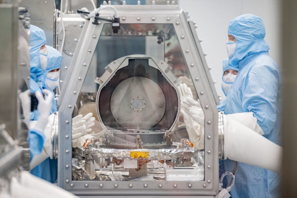 Apertura de la tapa de la cápsula con muestras del asteroide OSIRIS-REx en el laboratorio del Centro Espacial Johnson de la NASA.