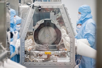 Opening the capsule lid to extract the dirt and rock sample from the asteriod Bennu at NASA's Johnson Space Center. 