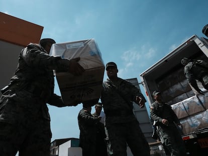 Soldados descargan paquetes electorales en un centro de votación en Quito, Ecuador, el 19 de agosto de 2023.