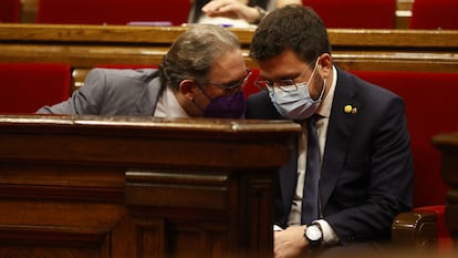 El conseller de Economía de la Generalitat, Jaume Giró habla con el president de la Generalitat, Pere Aragonès, este jueves durante un pleno en el Parlament.