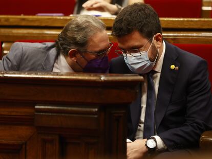 El consejero de Economía de la Generalitat, Jaume Giró habla con el 'president', Pere Aragonès en el Parlament.